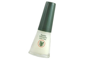 Química Alemana applying hardener close-up on nail for stronger, smoother finish
