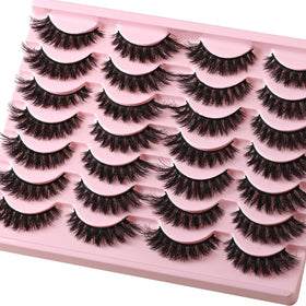 QUNETY lashes applied on eye demonstrating lifted cat-eye effect
