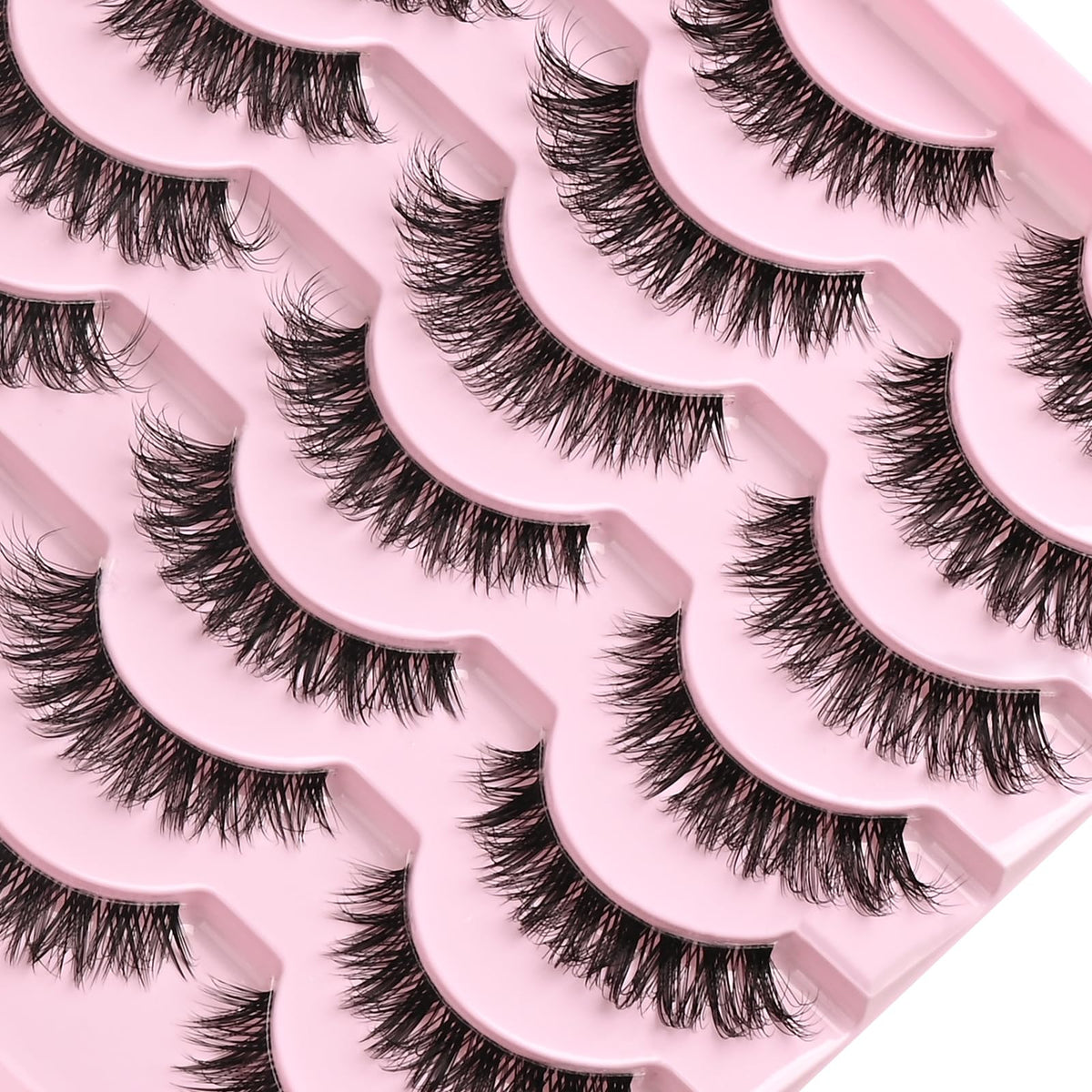 QUNETY lashes on model eye demonstrating lifted cat-eye effect