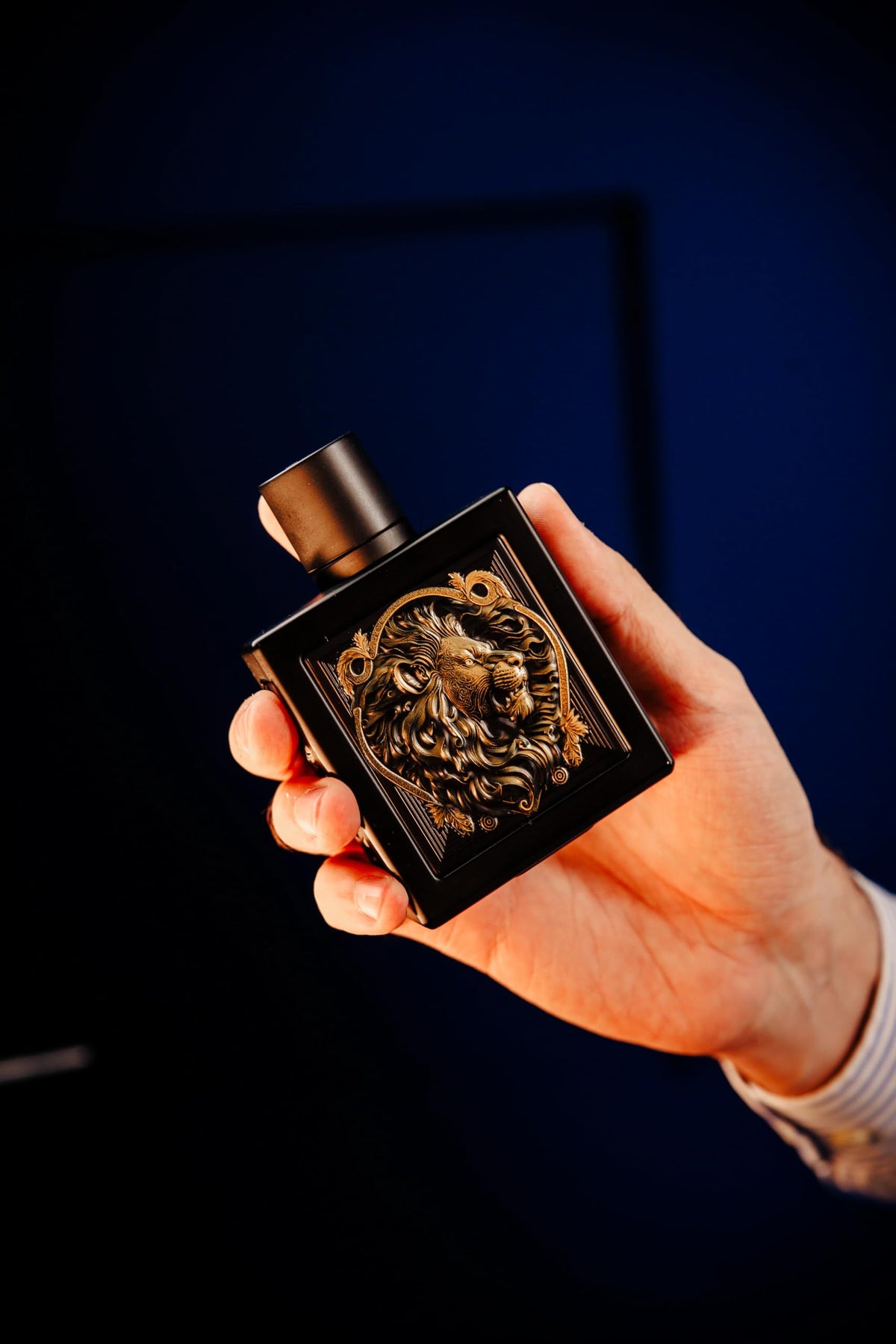RAYHAAN Lion label detail highlighting notes and elegant packaging benefit