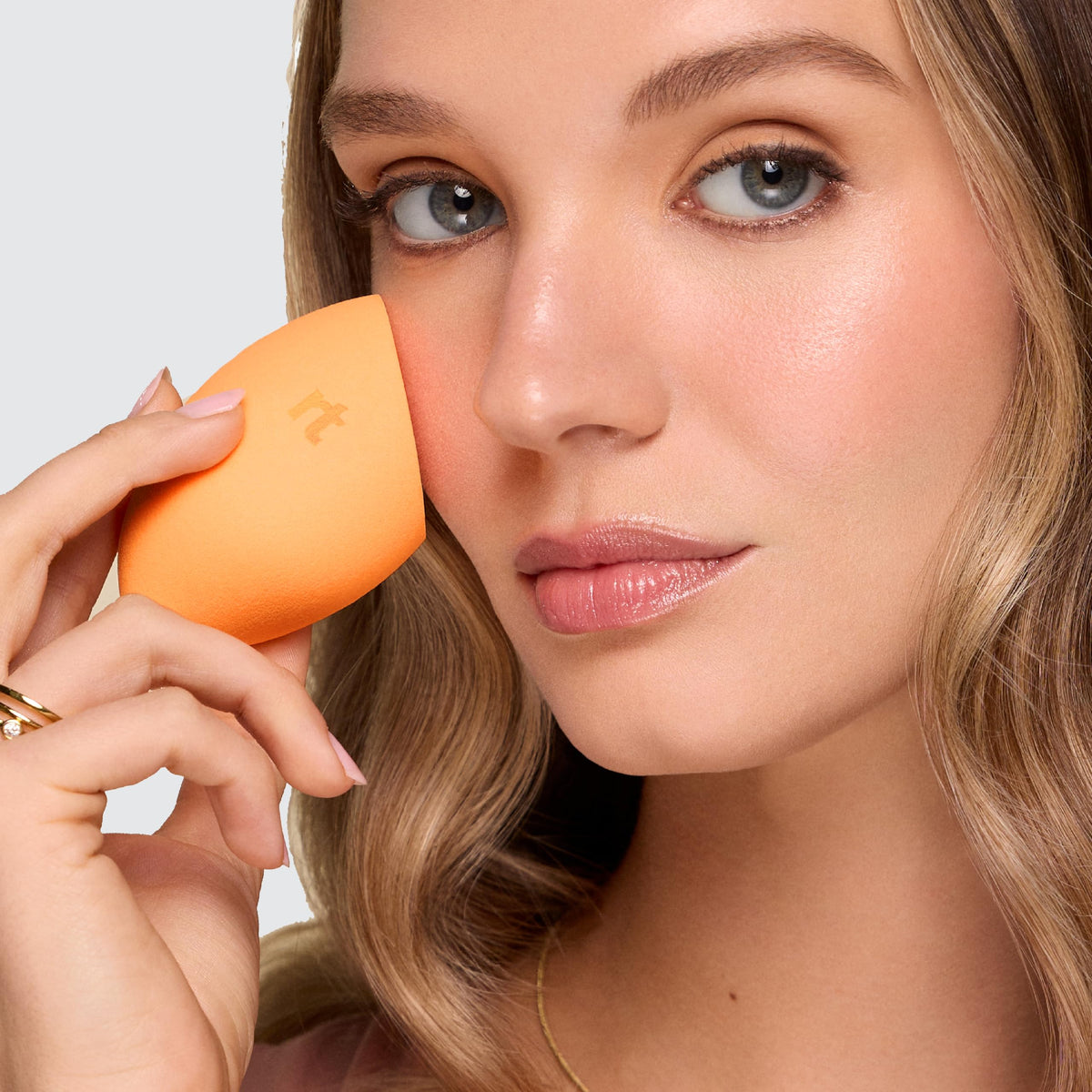 Real Techniques in use blending liquid foundation for streak-free finish
