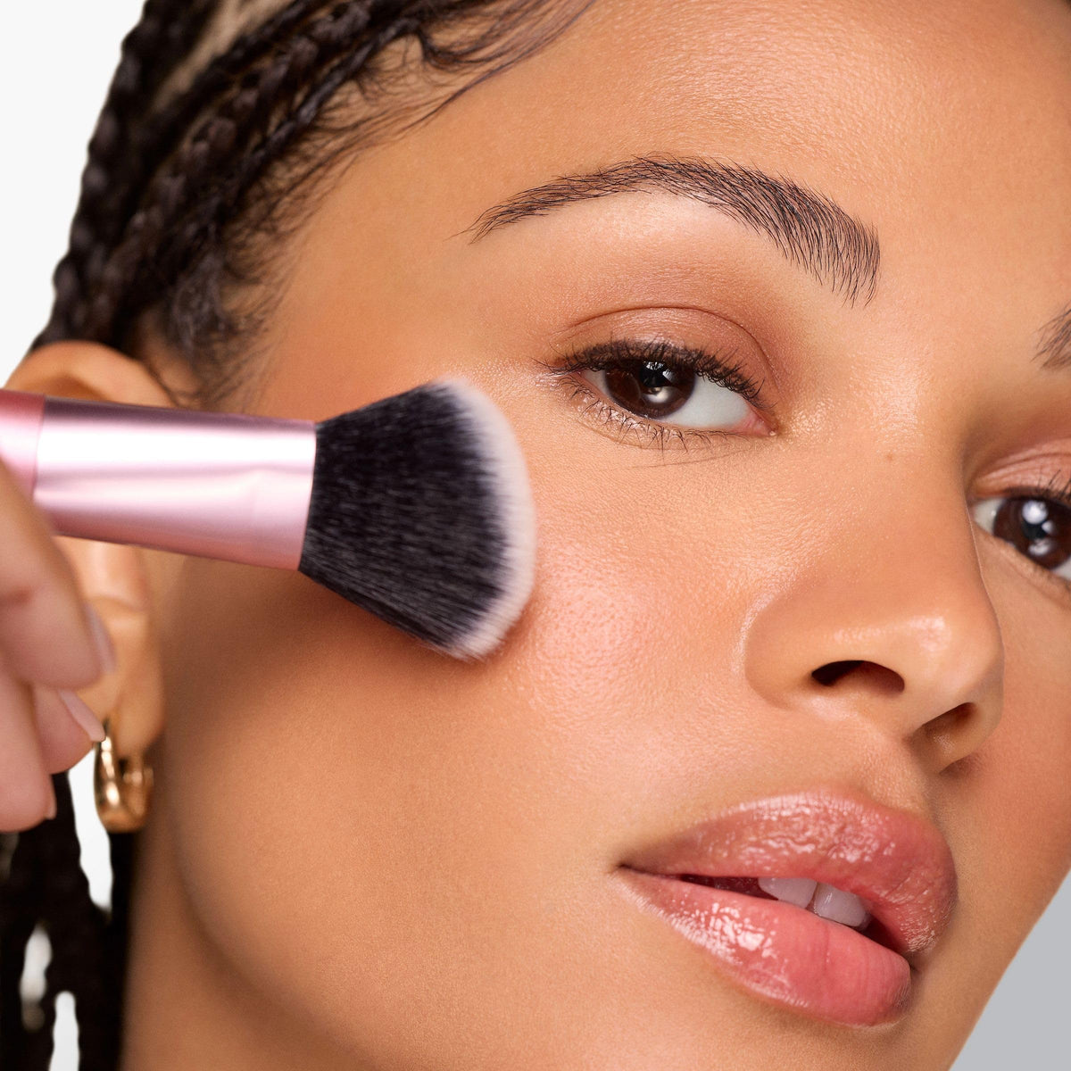 Real Techniques RT459 ultimate multi-tasker brush head detail for seamless powder application