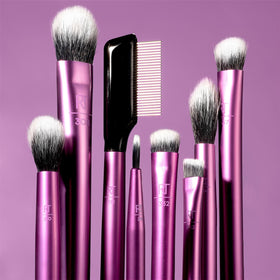 Real Techniques UltraPlush synthetic bristles texture close-up for soft blending and easy cleaning