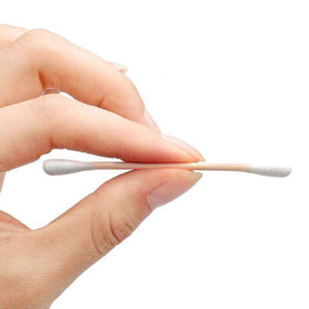 RIKWOG swab cleaning nail polish edges demonstrating accuracy and neat finish benefit