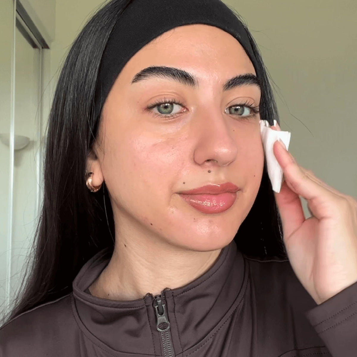 RODAN + FIELDS closeup of cap demonstrating secure, spill-free travel benefit