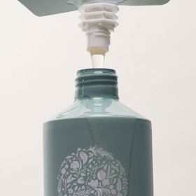 RŌZ pouch being poured into aluminum bottle, refill system reduces plastic waste benefit