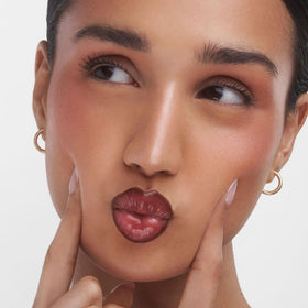 Sacheu ingredient label highlighting hyaluronic acid and vitamin E