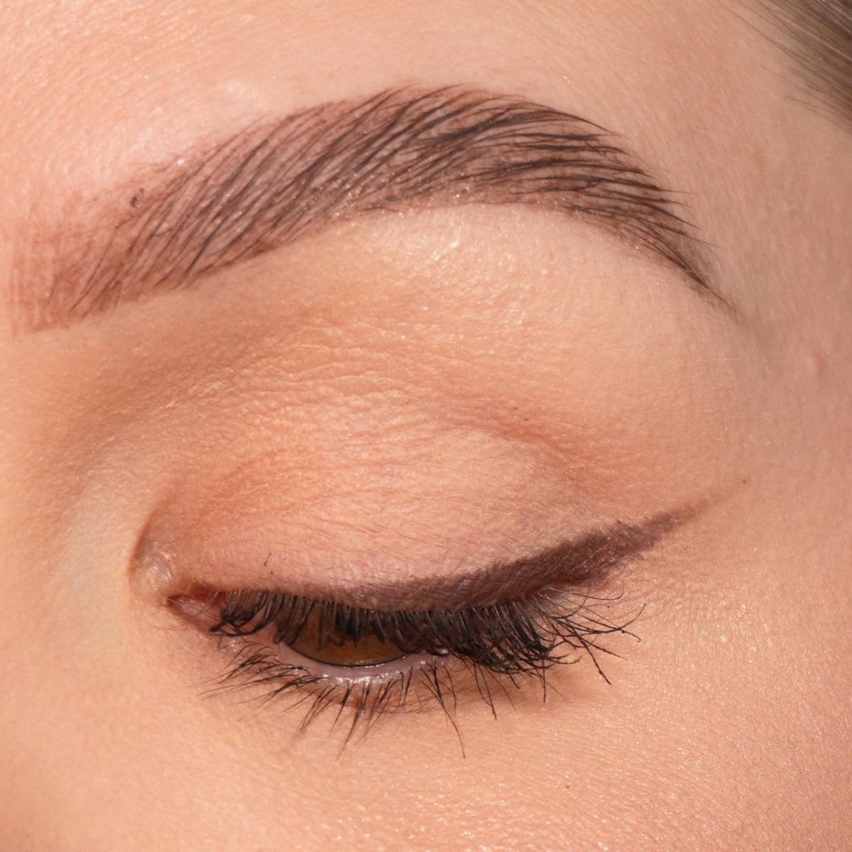 Sandstone Scandinavia texture swatch of brown liner illustrating blendable, smudge-resistant finish