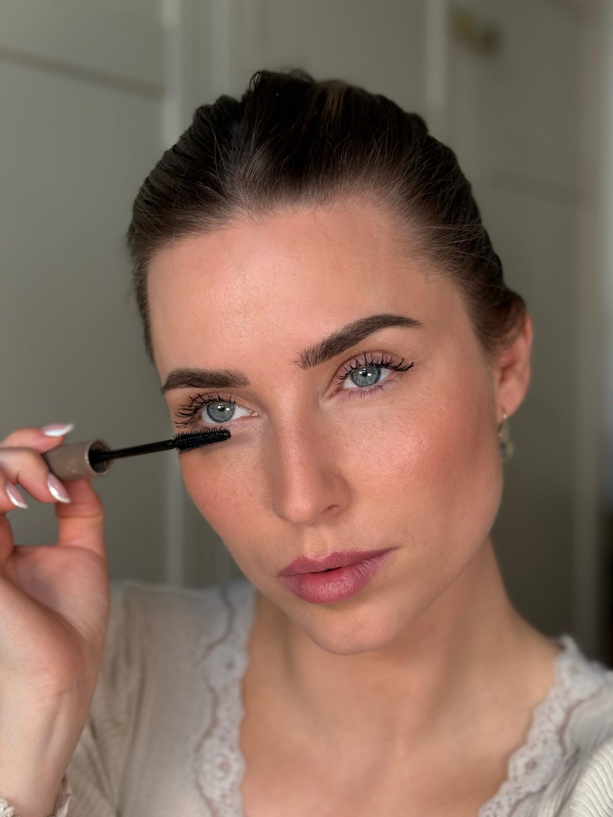 Sandstone Scandinavia mascara worn by model showing natural length and volume
