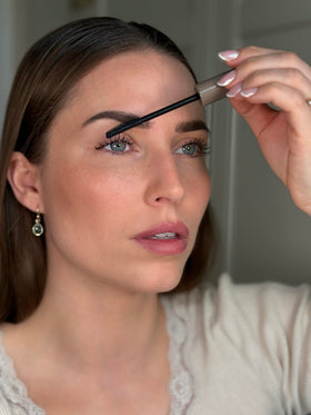 Sandstone Scandinavia mascara swiped on lashes showing length and natural, clump-free definition
