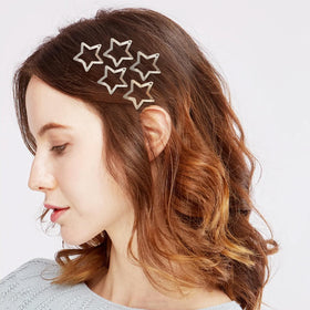 SAOROPEB clips worn at a festival for retro-inspired fashion appeal