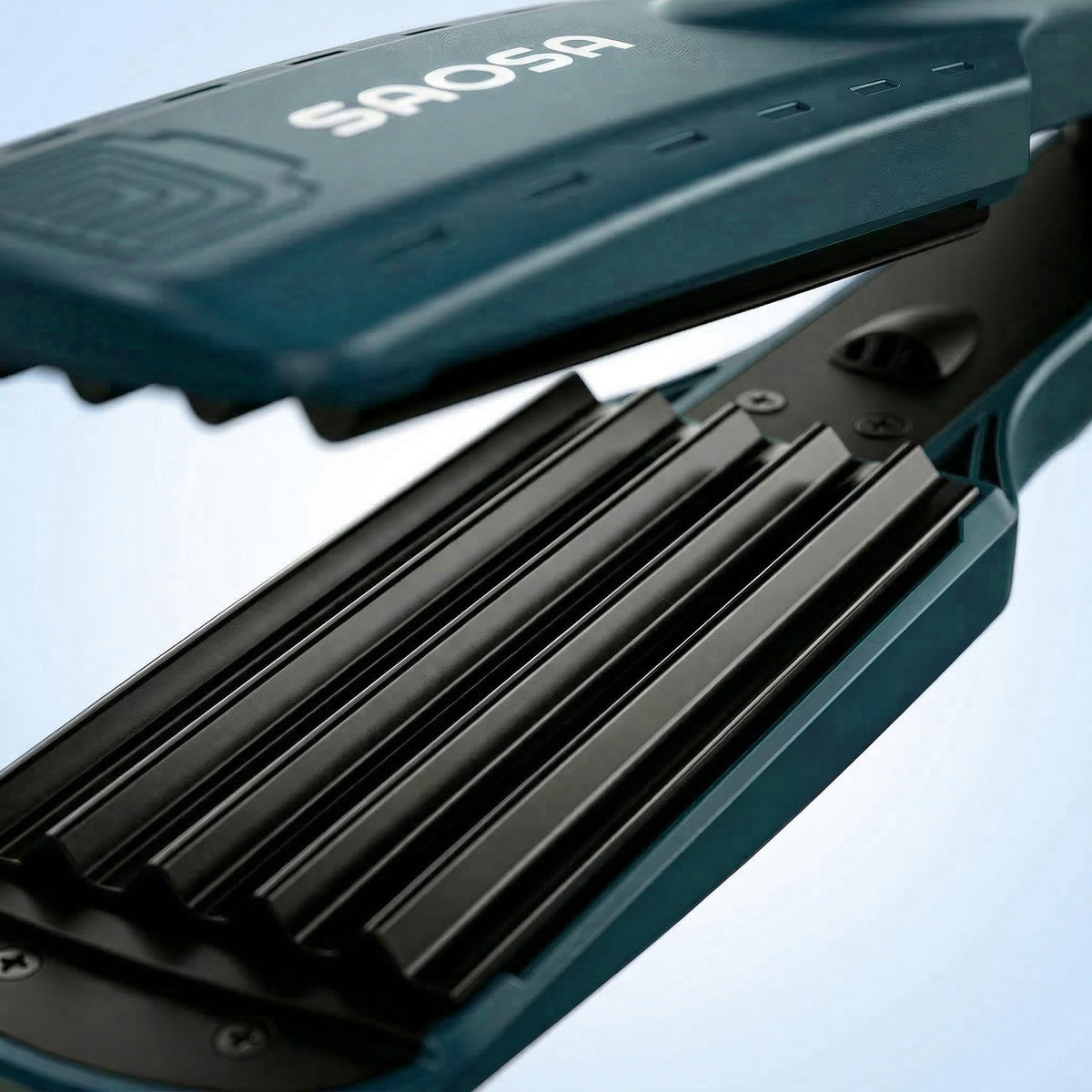 SAOSA crimper produced 80s retro waves on long hair for defined, bouncy style