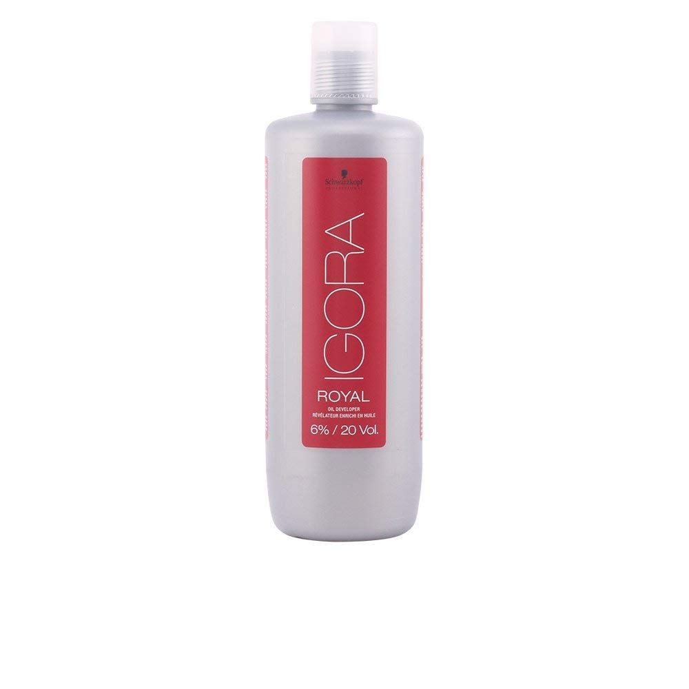 Salon stylist using Schwarzkopf ROYAL IGORA ACTIV during color application for consistent results