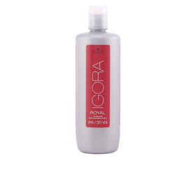 Salon stylist using Schwarzkopf ROYAL IGORA ACTIV during color application for consistent results