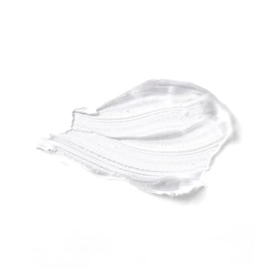 Scinex IL MAKIAGE primer application on hand in lifestyle scene demonstrating pore-blurring benefit