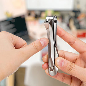 Close-up of Seki EDGE SS-112 cutting edge highlighting curved blade for smooth, tear-free cuts