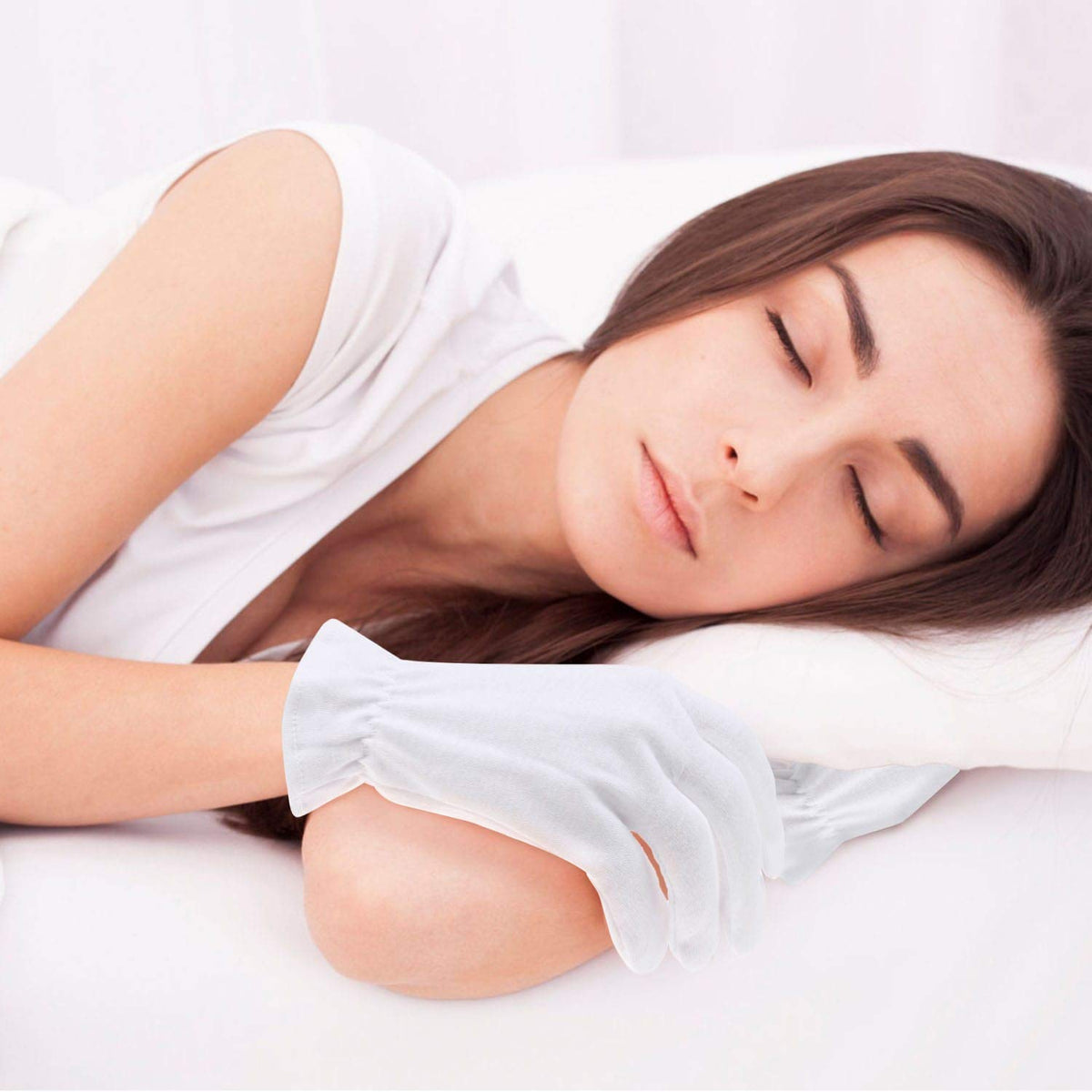 selizo lifestyle image of gloves worn overnight to lock in moisturizer