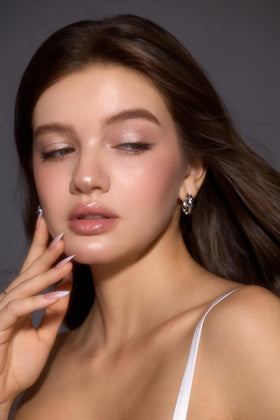 SHEGLAM Champagne Gleam built-in brush detail for blending and softening edges