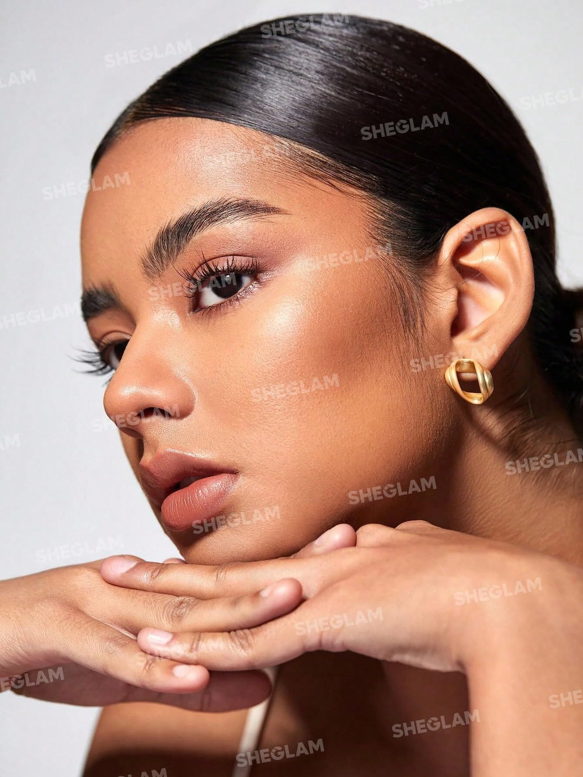 SHEGLAM applicator tip detail enabling precise contour placement