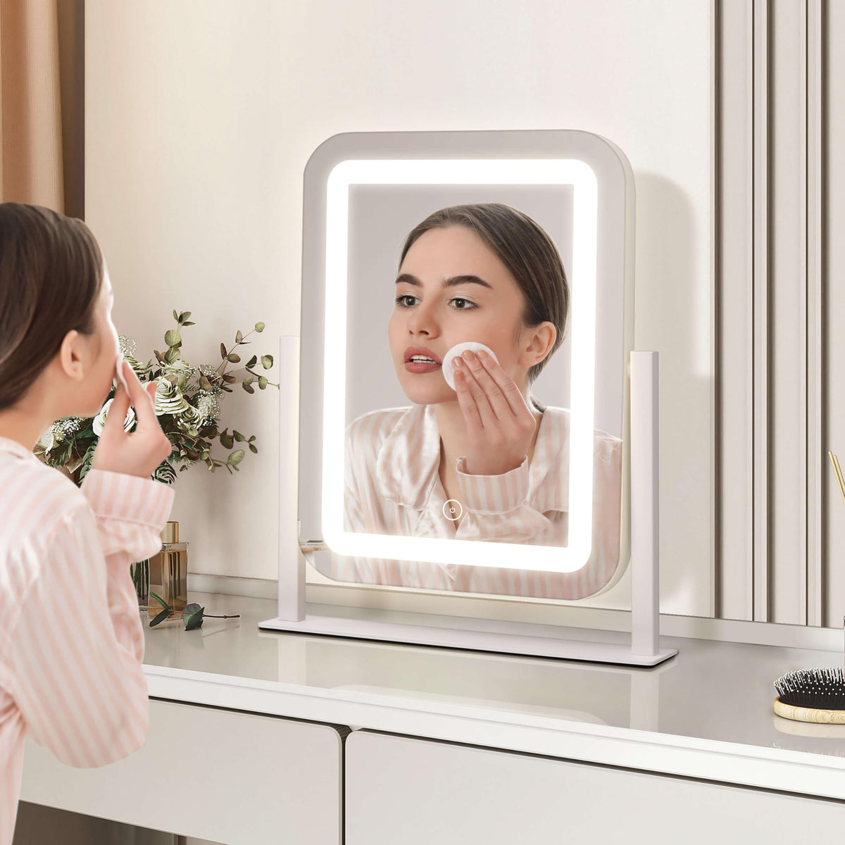 Shinerva mirror in cool mode showing true-color makeup checking benefit