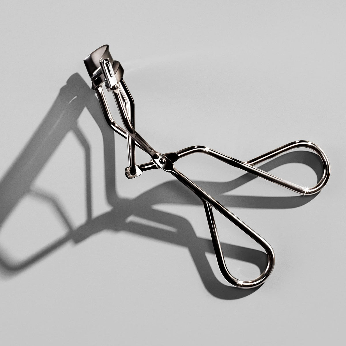 Shiseido curler packaging with tools showing ready-to-use convenience benefit