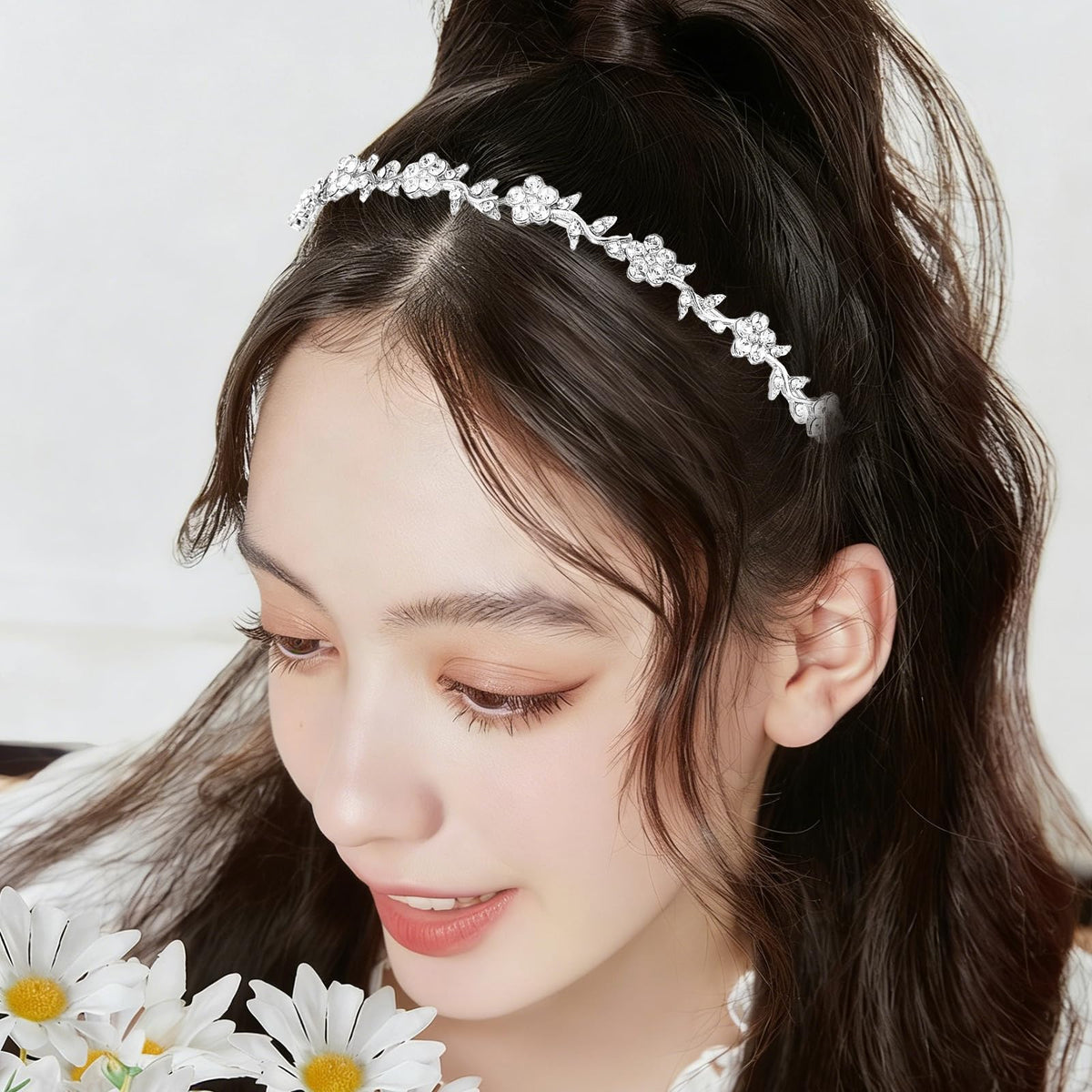 shuielai headband held in hand for size comparison and wearable lightweight benefit