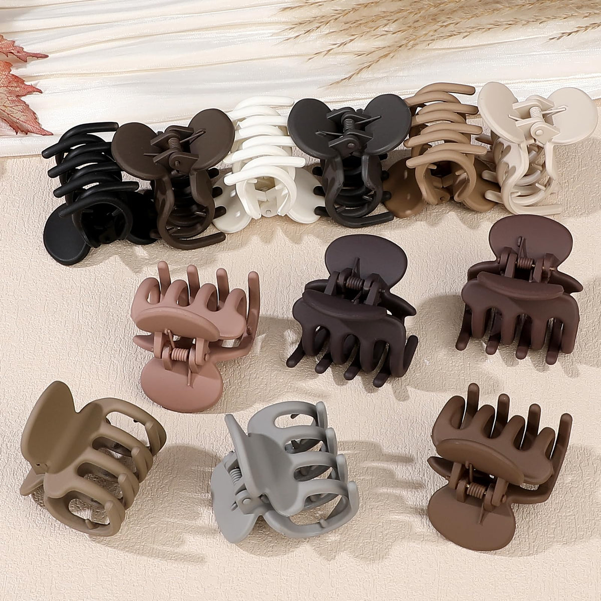 Sisiaipu clips held in hand demonstrating 1.8 inch size and lightweight benefit