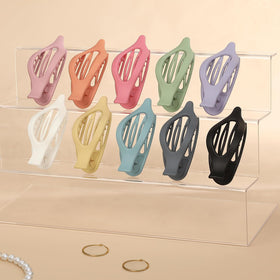 Sisiaipu clips in hand showing scale and easy portability benefit
