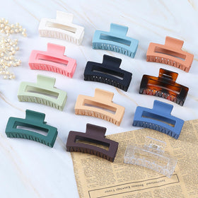 Sisiaipu clip securing a half-up hairstyle showing reliable everyday styling