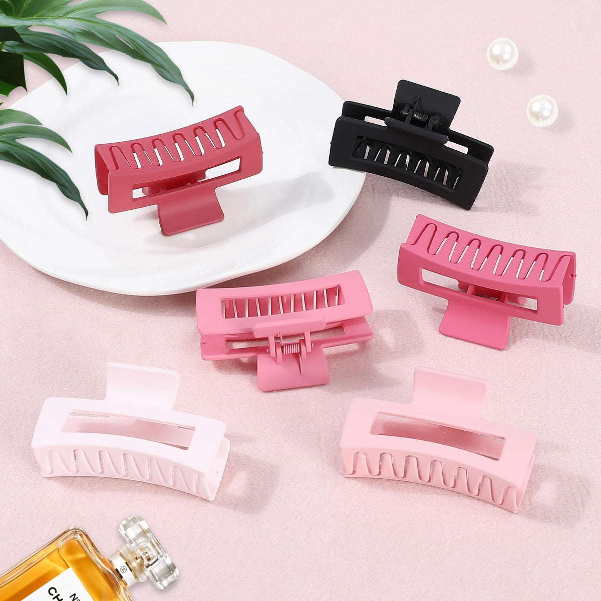 Sisiaipu used during makeup routine keeping hair away from face