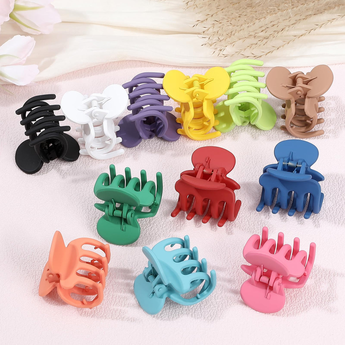 Sisiaipu clip securing hair showing comfortable lightweight hold