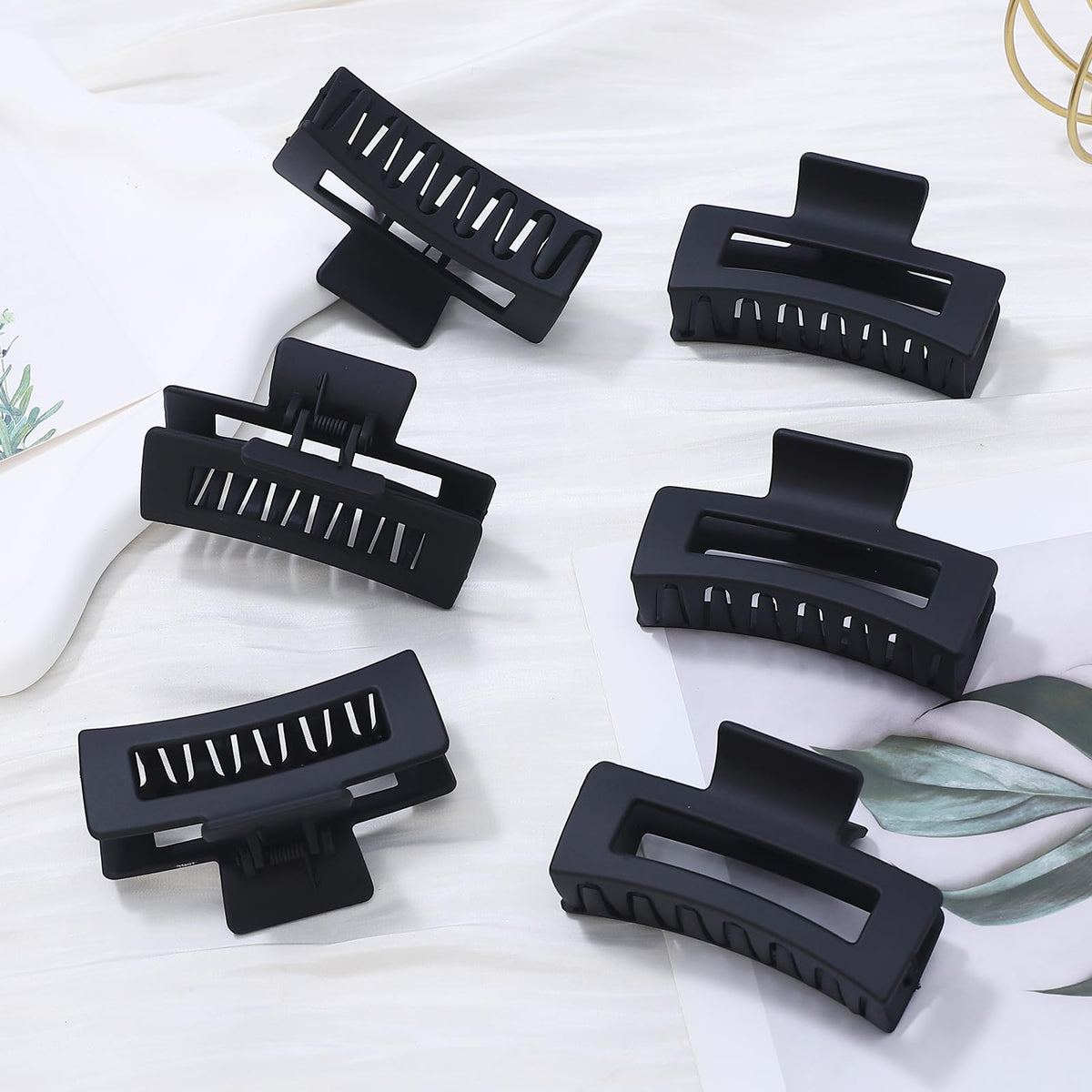 Sisiaipu clip holding a half-up hairstyle to keep hair tidy while styling