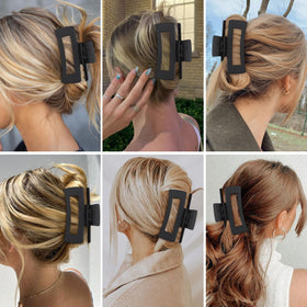 Sisiaipu clip placed while applying makeup in bathroom, conveys convenience for daily routines