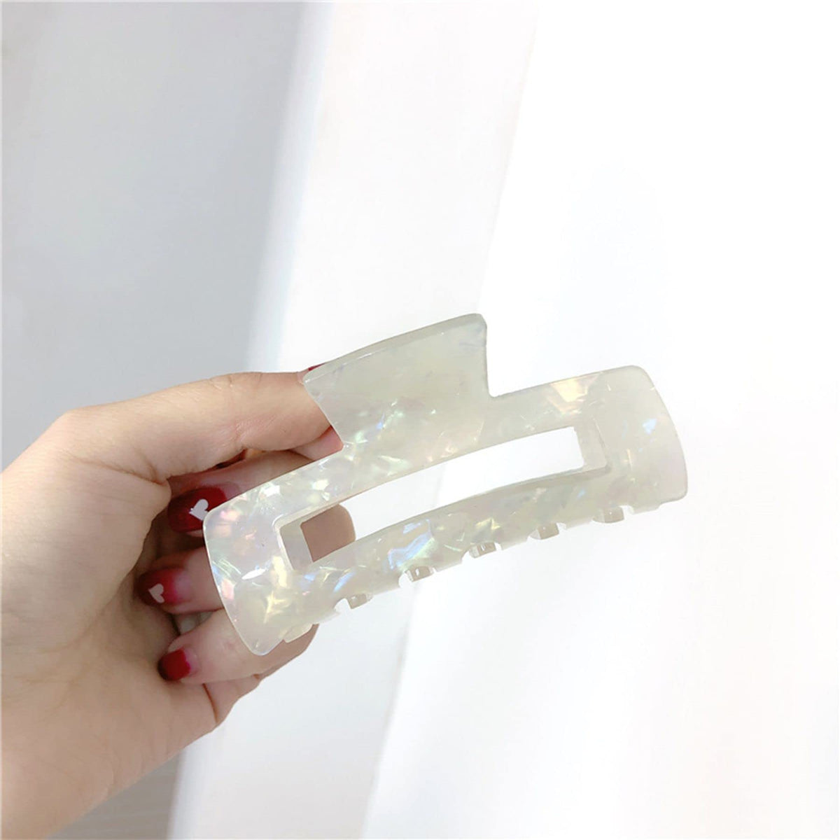 SL Sursarbelor clip securing thick hair demonstrating firm 12-claw non-slip hold