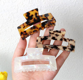 SL Sursarbelor hair clip used in half-up hairstyle providing day-long hold