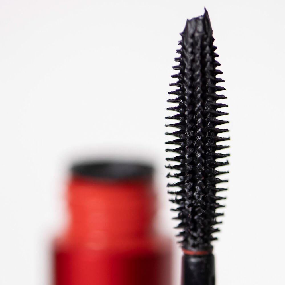 Smashbox application on lashes showing fanned-out length and separation benefit