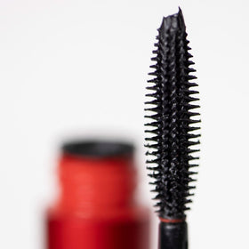 Smashbox application on lashes showing fanned-out length and separation benefit