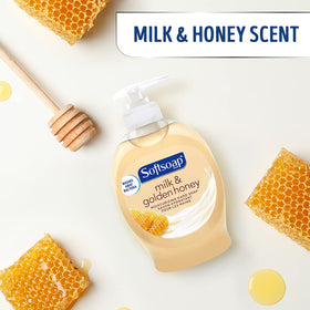 Softsoap close-up lather texture demonstrating rich foam and moisturizing feel
