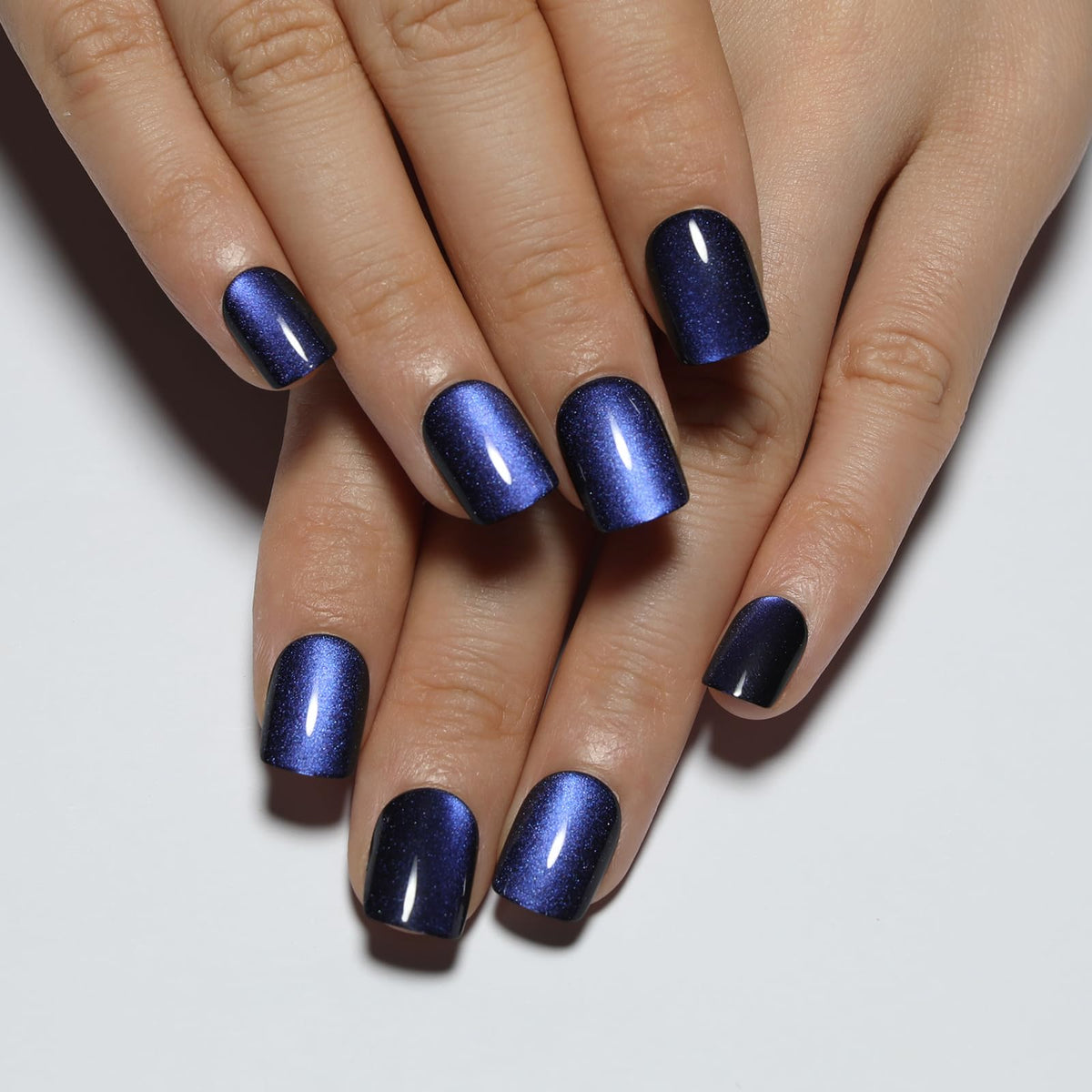 Stbisen close-up of cat-eye color-shifting finish highlighting reflective depth and salon sheen