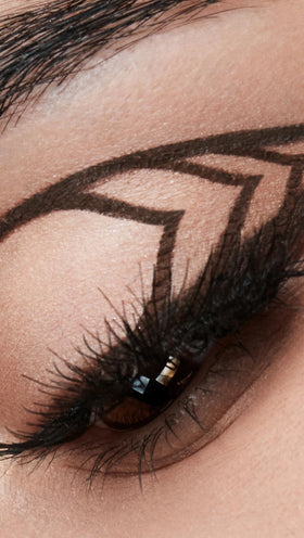 stila application on eye illustrating easy, smudge-resistant lining