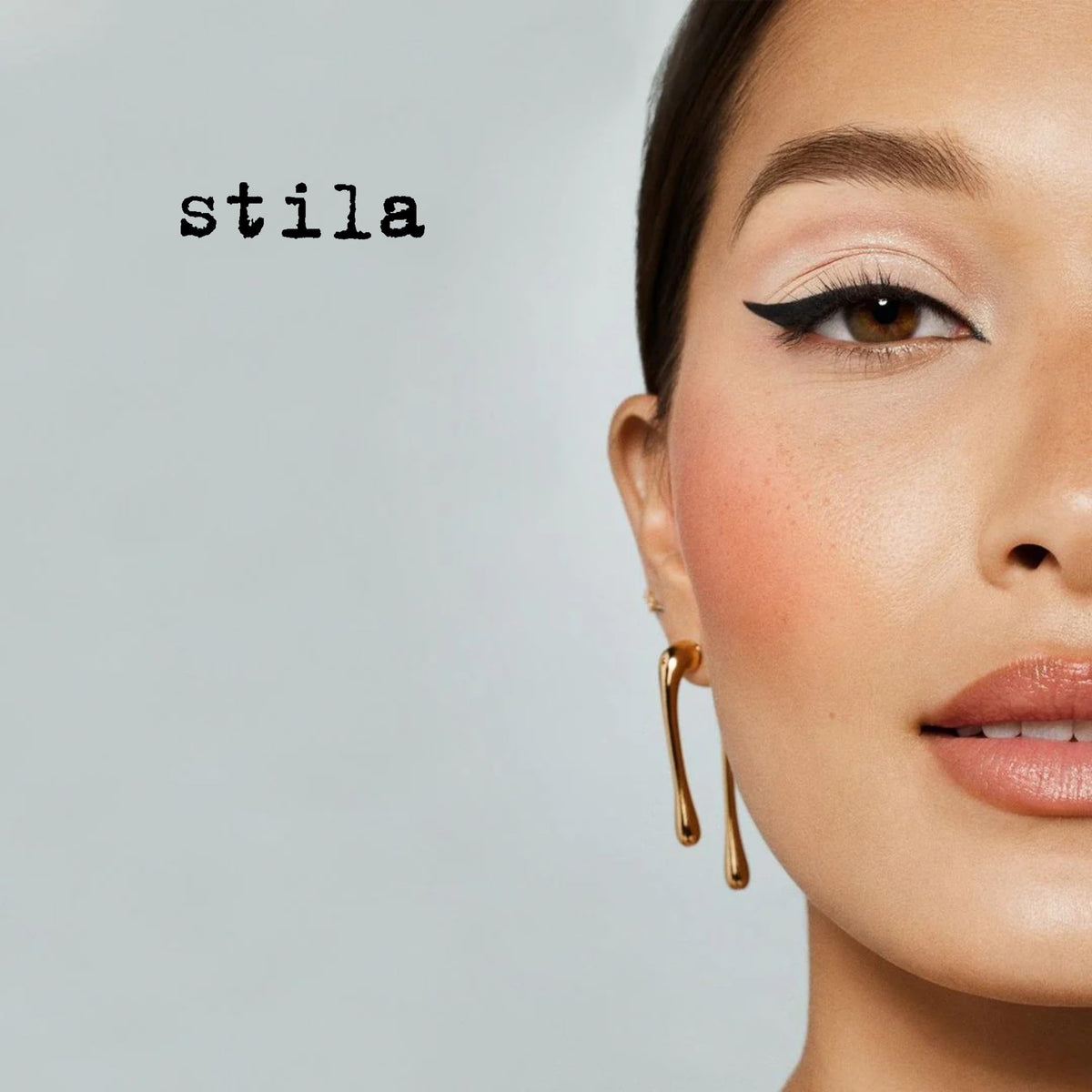 stila pen in a makeup bag with mirror for on-the-go touch-ups and reliability
