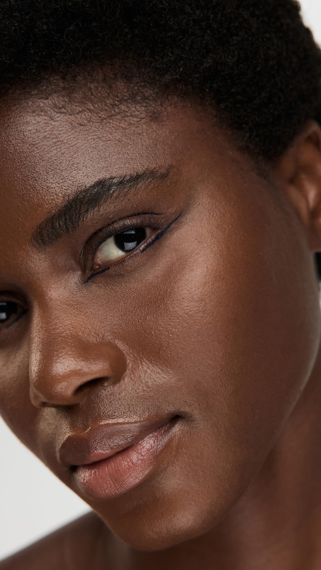 stila eyeliner drawing a thin line along lashes for defined eyes