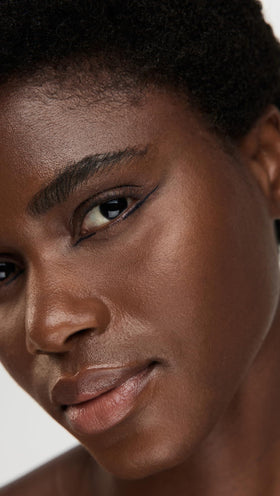 stila eyeliner drawing a thin line along lashes for defined eyes