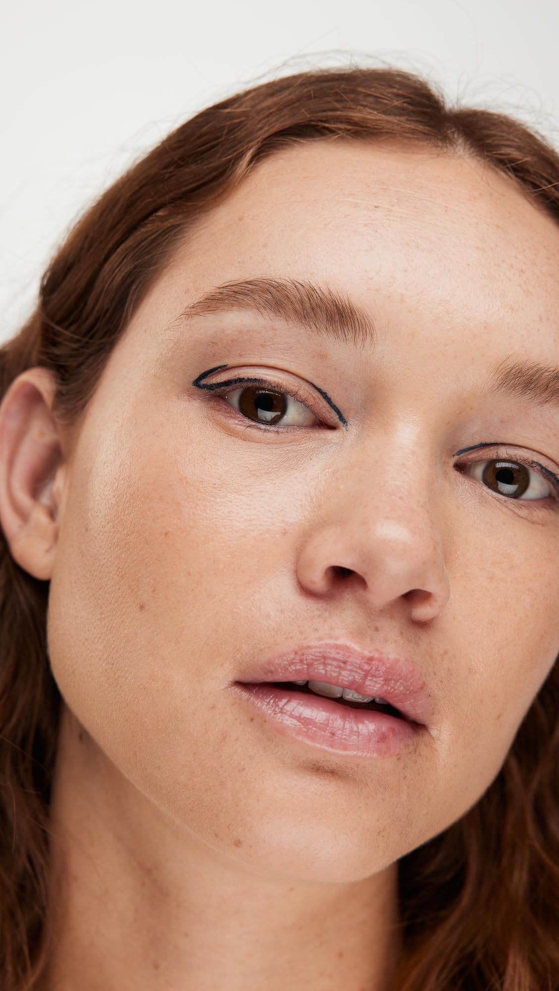 stila close-up of felt-tip applicator for precise lines and control
