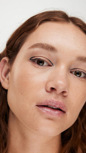 stila close-up of felt-tip applicator for precise lines and control