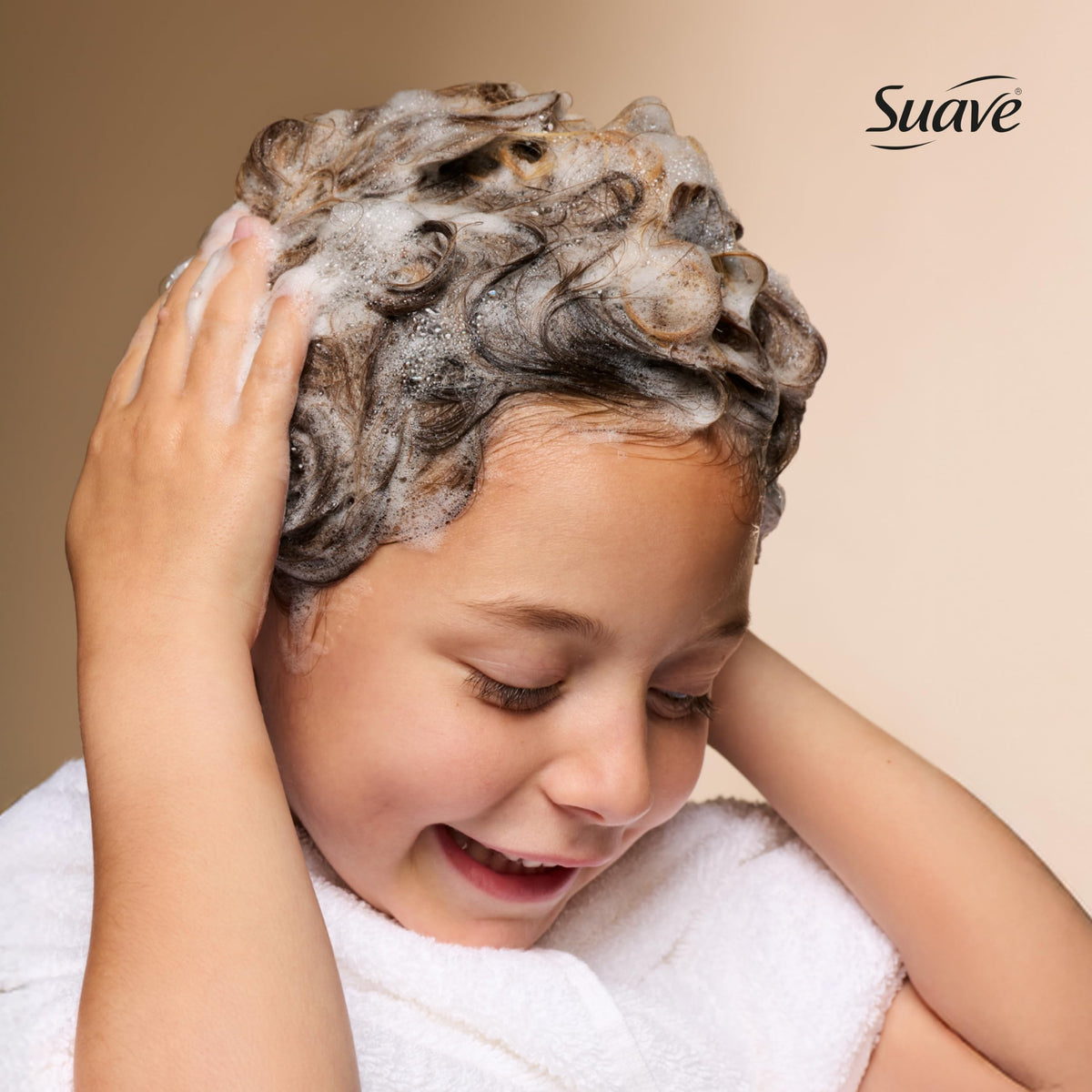 Child using Suave Kids in bath illustrating tear-free, happy bath time