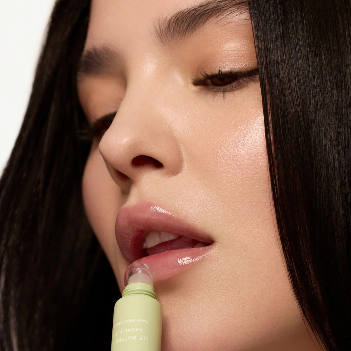 Summer Fridays application on fingers demonstration for easy, mess-free smoothing