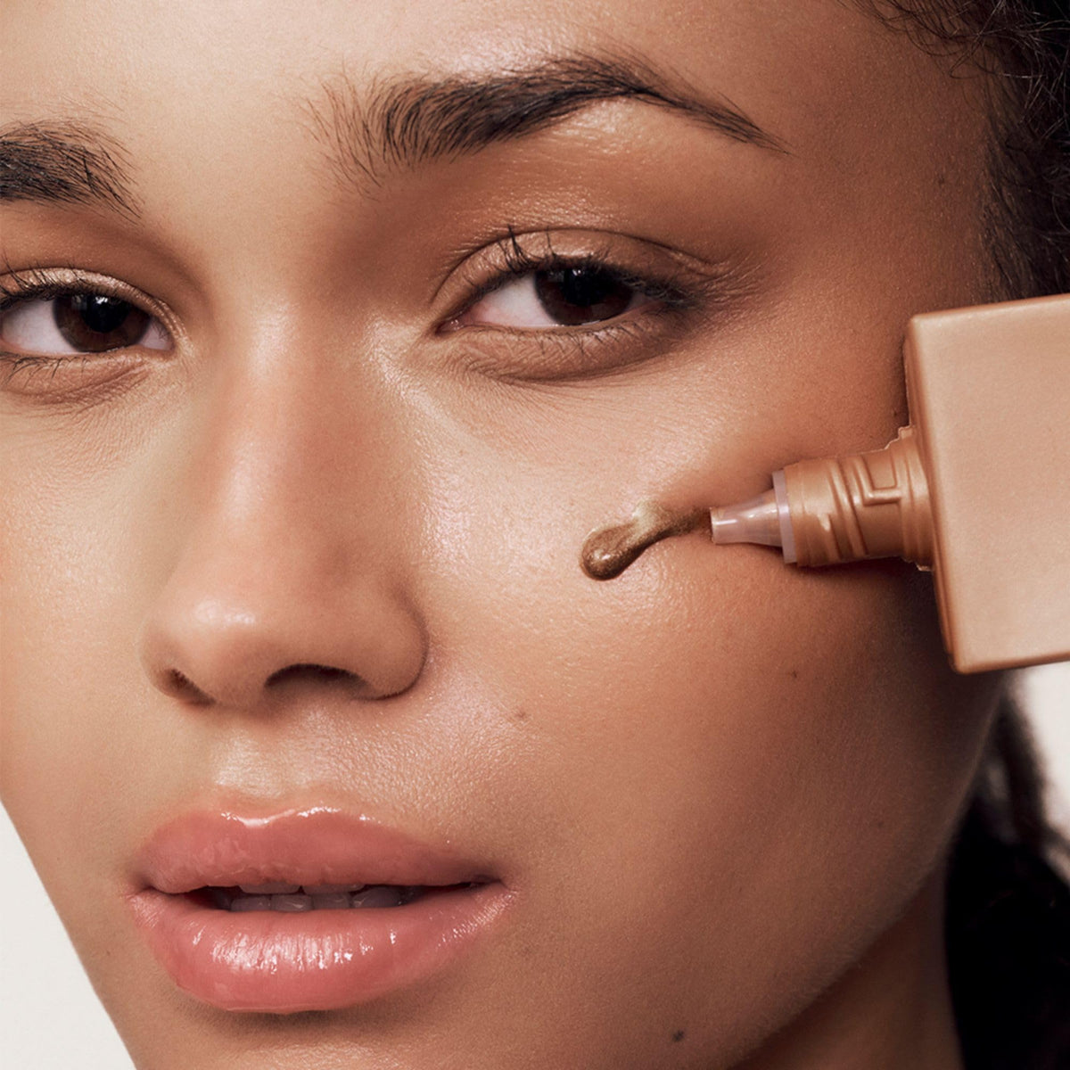 Summer Fridays drops mixed into moisturizer, visualizes customizable color and hydration benefit