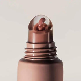 Summer Fridays gloss sheen under light close-up showcasing high-shine, non-greasy finish benefit