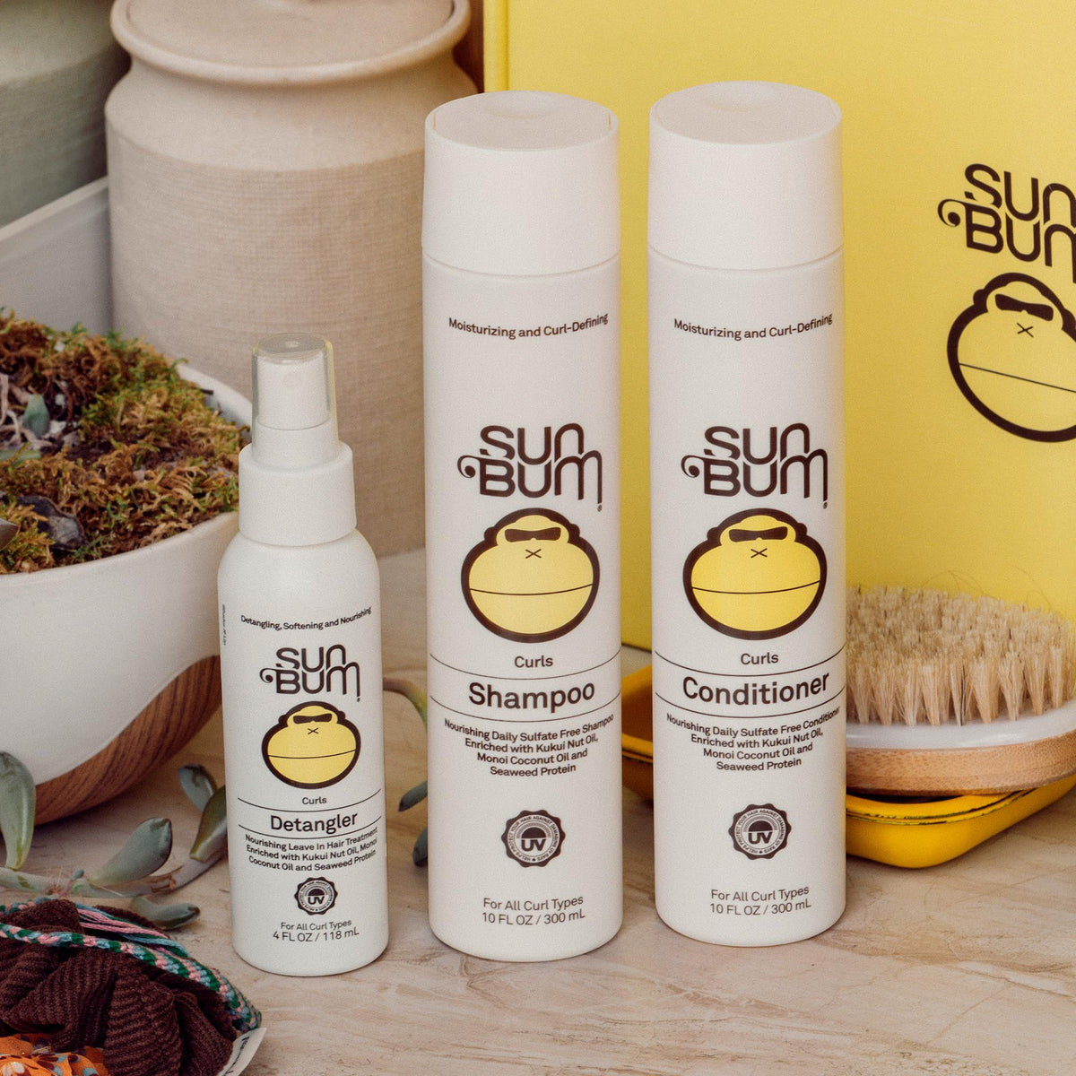 Sun Bum detangler texture with Kukui and Monoi oils illustrating moisturizing ingredients and shine